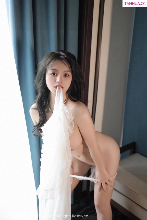   [XiuRen]高清写真图 2024.02.19 No.8106 沈思怡 妩媚美腿第20张图片